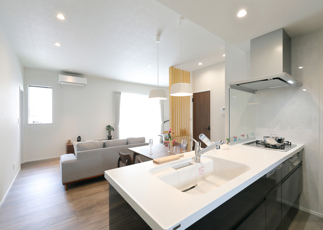 ペニンシュラ型のオープンキッチンで開放感のある空間を実現