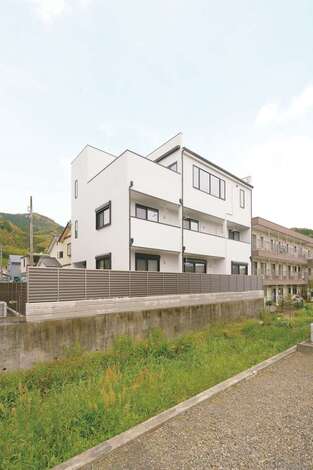川沿いにたたずむR邸。静かに流れる川の音にも癒される。1階が二世帯共有のLDK、2階が次男・長女・母の個室、3階が三男専用のペントハウス