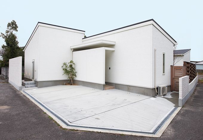 道路側は窓を一切設けず、プライバシーを確保した外観