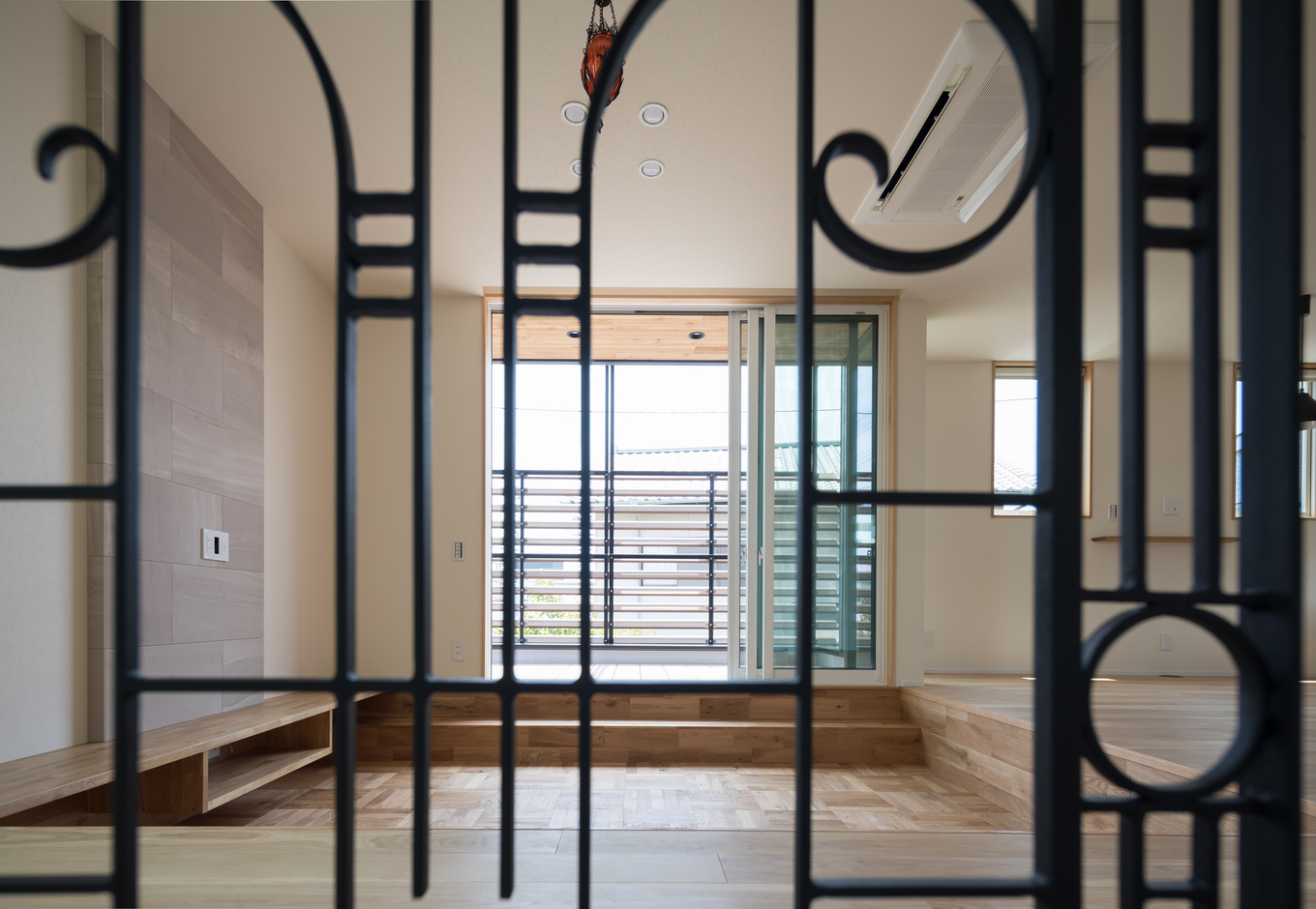 tact design firm【デザイン住宅、間取り、スキップフロア】おしゃれなアイアンの格子