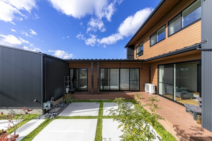 自然と調和するナチュラルモダンな5人家族の住まい