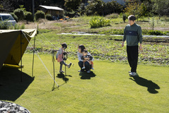 広々とした芝生の屋外遊び場。家族でのキャンプやアウトドア活動を楽しめるスペースとなっている。