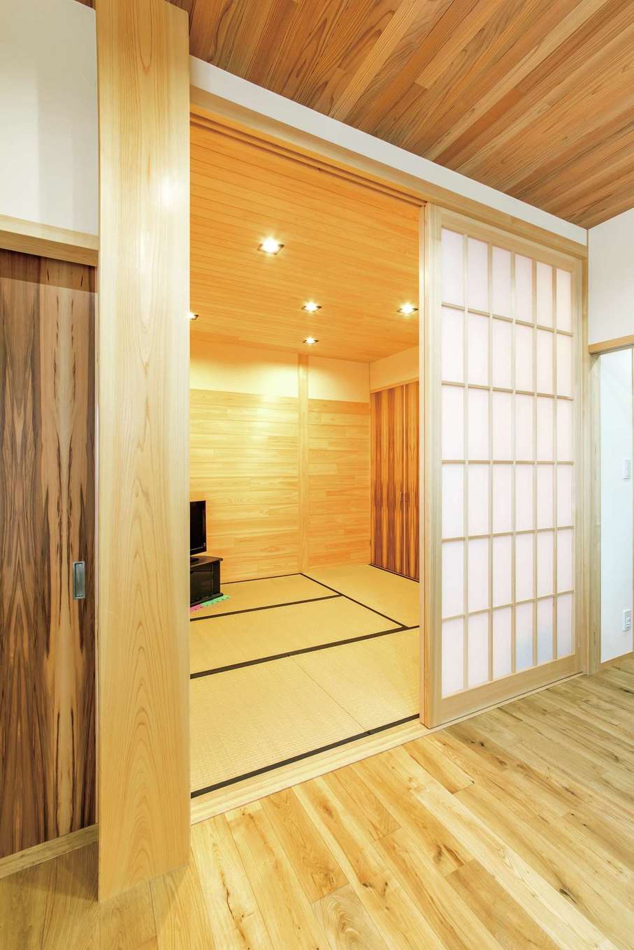 櫻 工務店【和風、自然素材、間取り】リビングに続く和室はヒノキで上品に。いつでもごろりと横になったり、子どものお昼寝やゲストルームとしても重宝