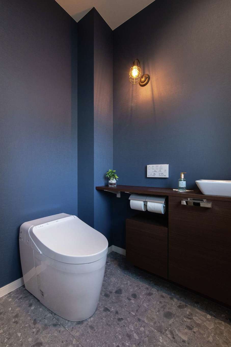 遠州鉄道 遠鉄ホーム【デザイン住宅、省エネ、間取り】内装は夫妻で相談して素材決めをした。シックにコーディネートしたトイレはご主人のお気に入り