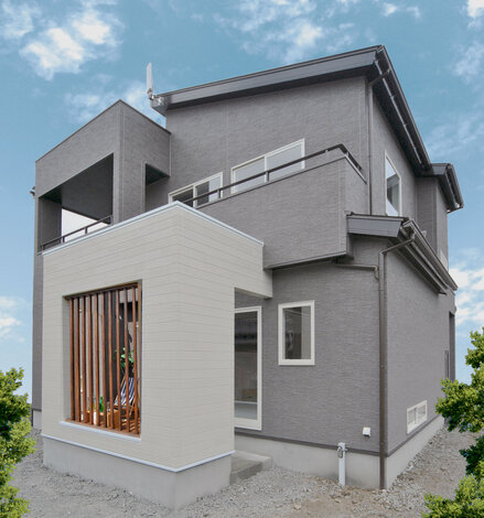 グレーと白のツートンカラーが美しい外観。外からは閉鎖的に見えながら、開放的な室内とのギャップが面白い