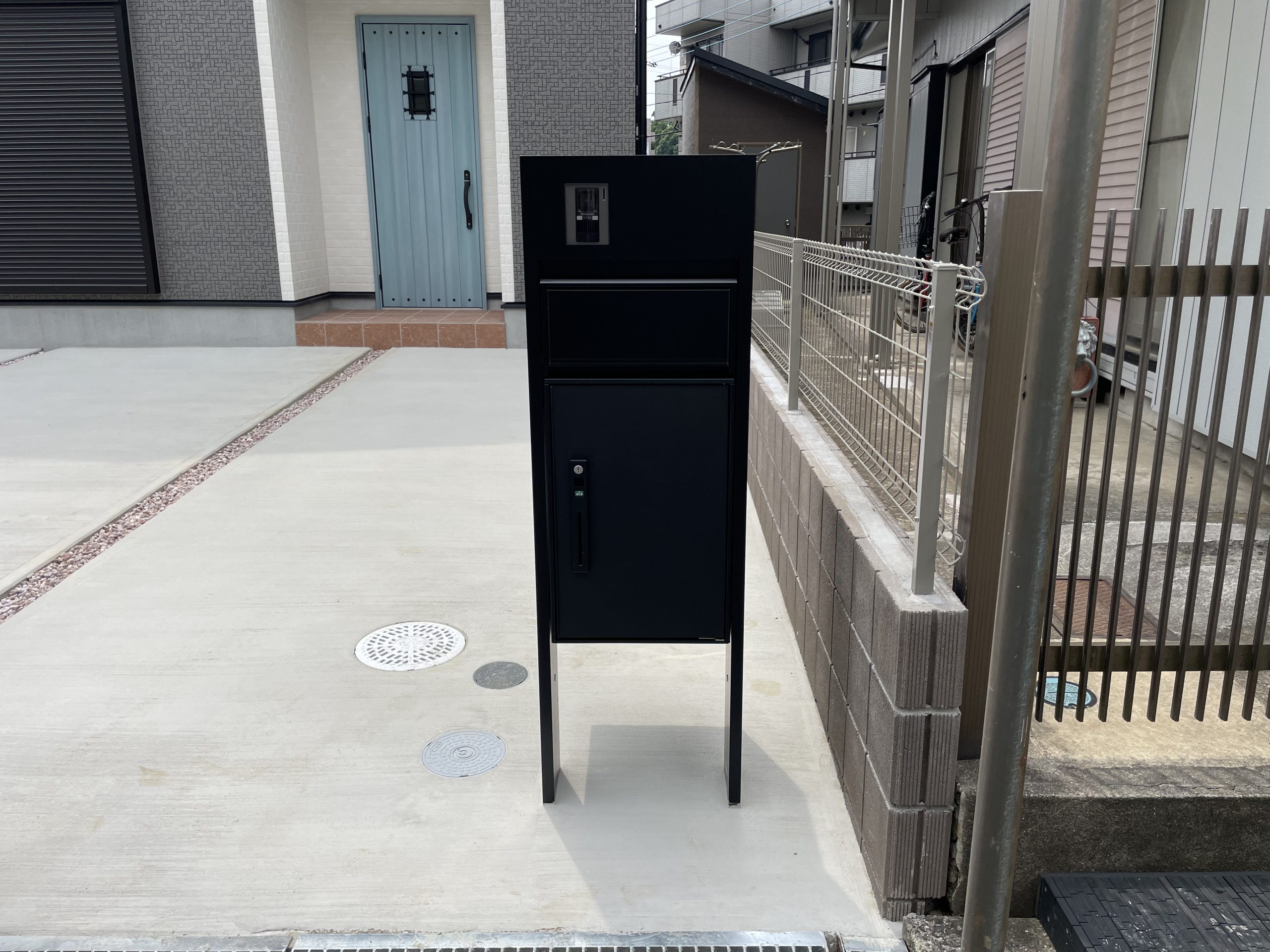 タムラ建築設計｜モダンなデザインのポストが印象的な玄関アプローチ。シンプルで整ったデザインが建物全体の雰囲気と調和している。