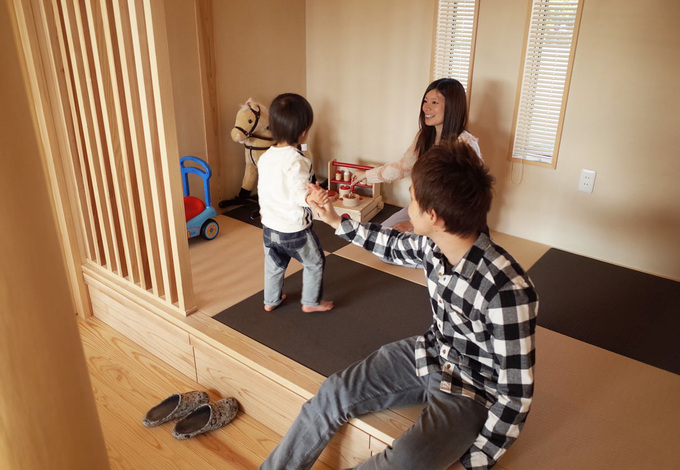 稚内珪藻土で仕上げ、タテ格子を備えた趣きのある和の空間。 引出し収納付き。手前は存在感のある、杉丸太の大黒柱