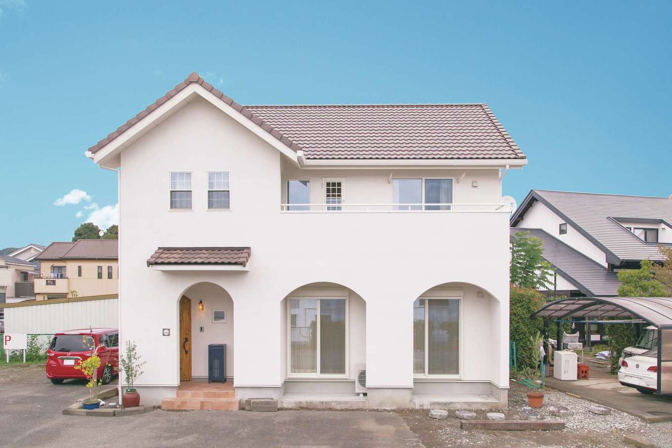 ハートホーム【輸入住宅、自然素材、間取り】ブラウンの陶器瓦と白い塗り壁が調和した、甘すぎない南欧風の外観。3連のアーチがリズムを与え、帰るたびにワクワクしそう