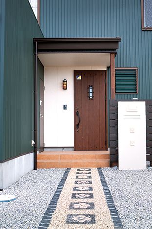サイエンスホーム【1000万円台、デザイン住宅、ガレージ】玄関に真っ直ぐ続くアプローチは奥さまのデザイン。タイルや石はバリ島で購入したり、ネットで自ら調達したもの