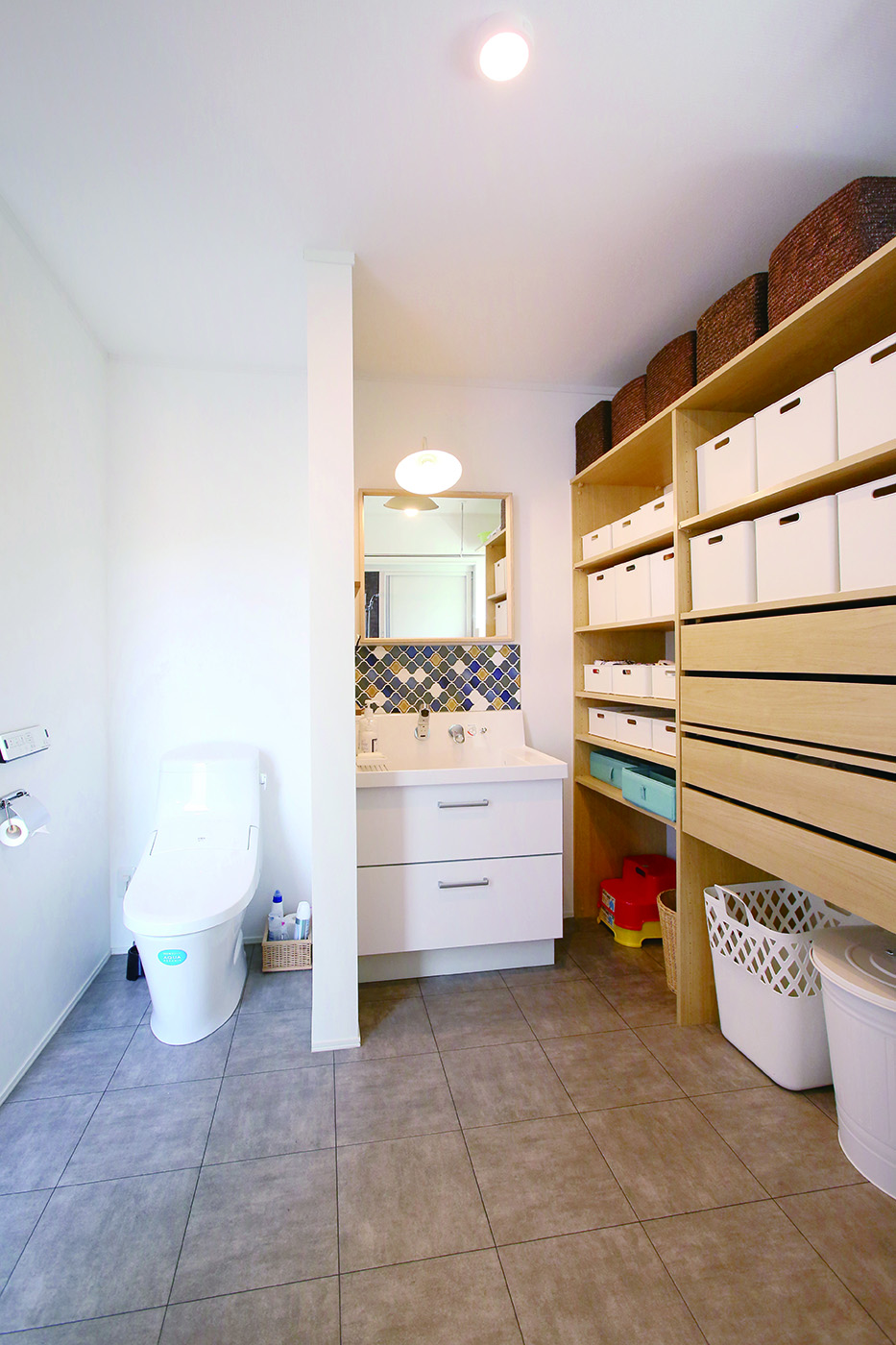 片桐建設【間取り、デザイン住宅、省エネ】広々とした洗面脱衣室の中にある家族専用のトイレ