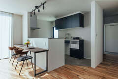 あえてドアを付けず、空間に広がりをもたせたリビング