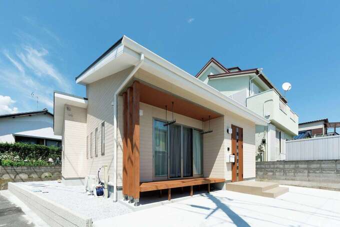 片流れの平屋が、勾配天井の開放的なリビングを実現した。メンテナンスがいらないよう、外構はシンプルに