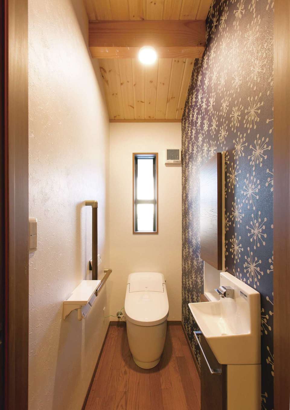 住まいるコーポレーション【デザイン住宅、自然素材、インテリア】トイレは北欧風のアクセントクロスでオシャレに演出