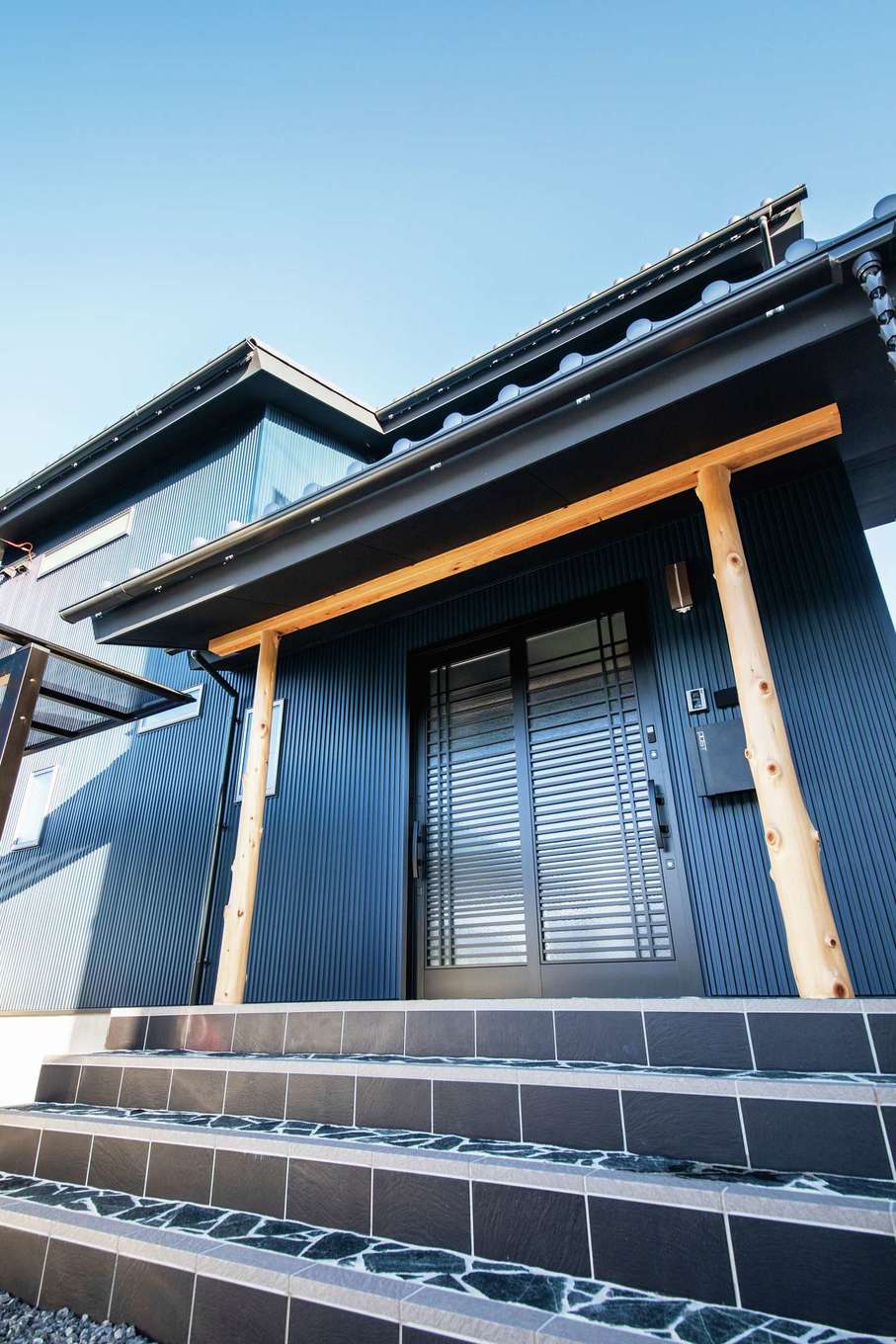 未来創建【デザイン住宅、子育て、収納力】鳥居をイメージした玄関ポーチ。近藤社長と名古屋の材木屋に足を運びヒノキを選んだ