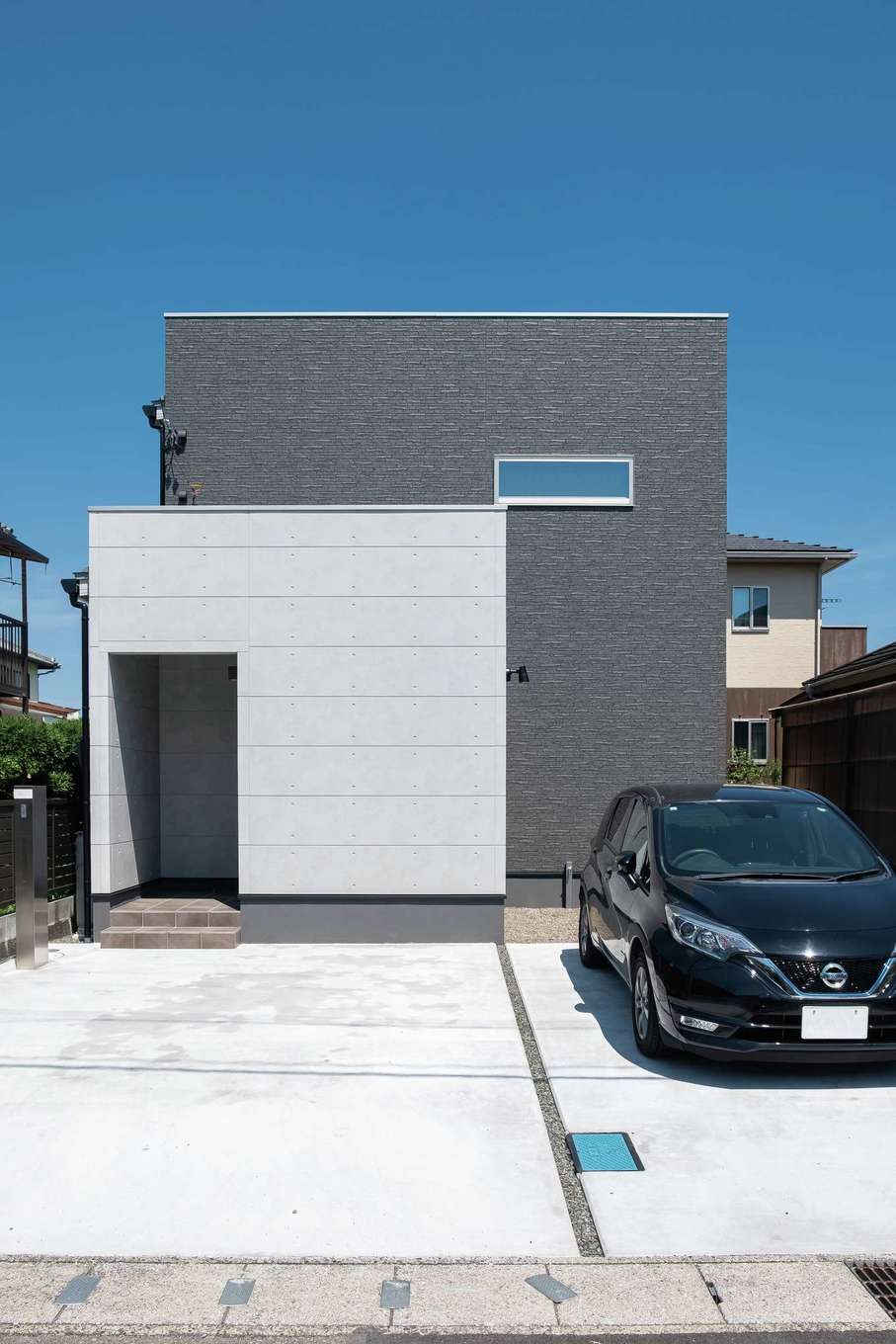 ハートホーム【デザイン住宅、趣味、省エネ】白と黒のHACOが2棟並んだ、キュービックなデザインがカッコいい外観。外から間取りが予測できないので防犯対策にも