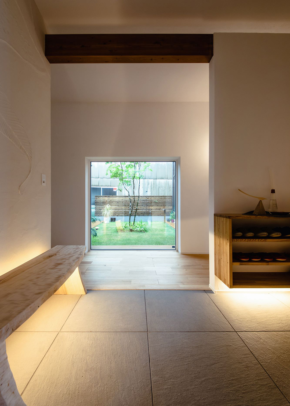 ainoa.life くらはし建築【デザイン住宅、間取り、インテリア】玄関の扉を開けると中庭が見える。ホテルに来たような非日常の空間で心に安らぎをもたらしてくれる