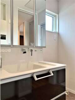 水を弾いて汚れにくい洗面台は、お手入れも簡単