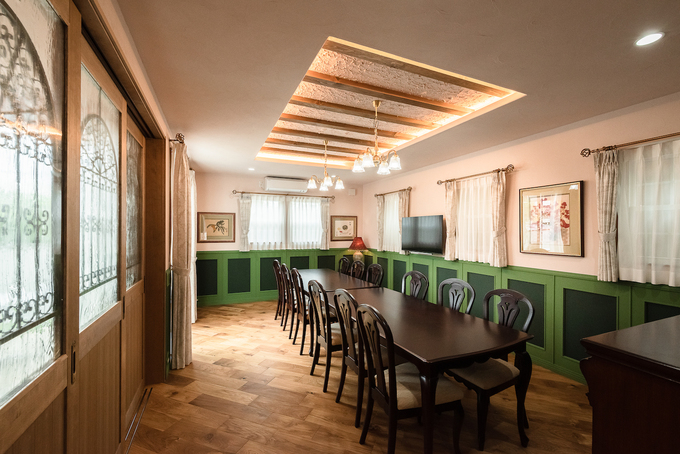 大人数での会食も可能な食堂。折り上げ天井とシャンデリアがアクセントになっている