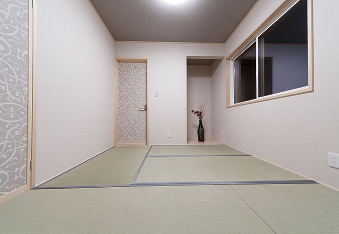 モダンな柄が目を引く建具のふすま紙