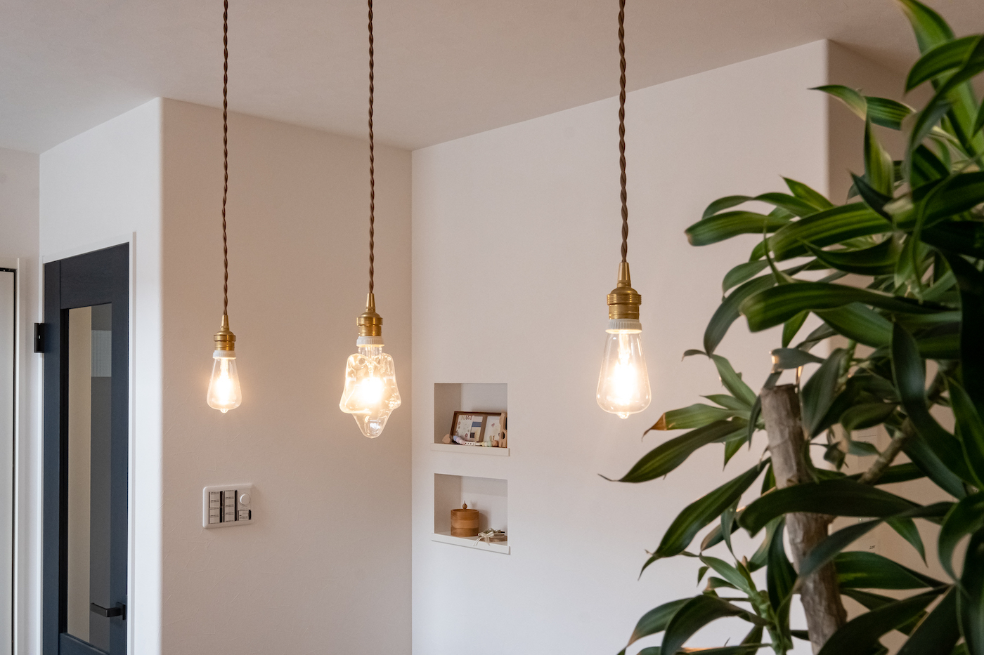 イデキョウホーム【子育て、収納力、省エネ】ダイニングにはアンティークな小型のペンダントライトを採用し、料理をよりおいしそうに見せる。団らんのひとときにぴったりな温かな光