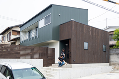 ひときわ目を引く緑のガルバリウムは奥様の希望。レッドシダーとの相性も抜群