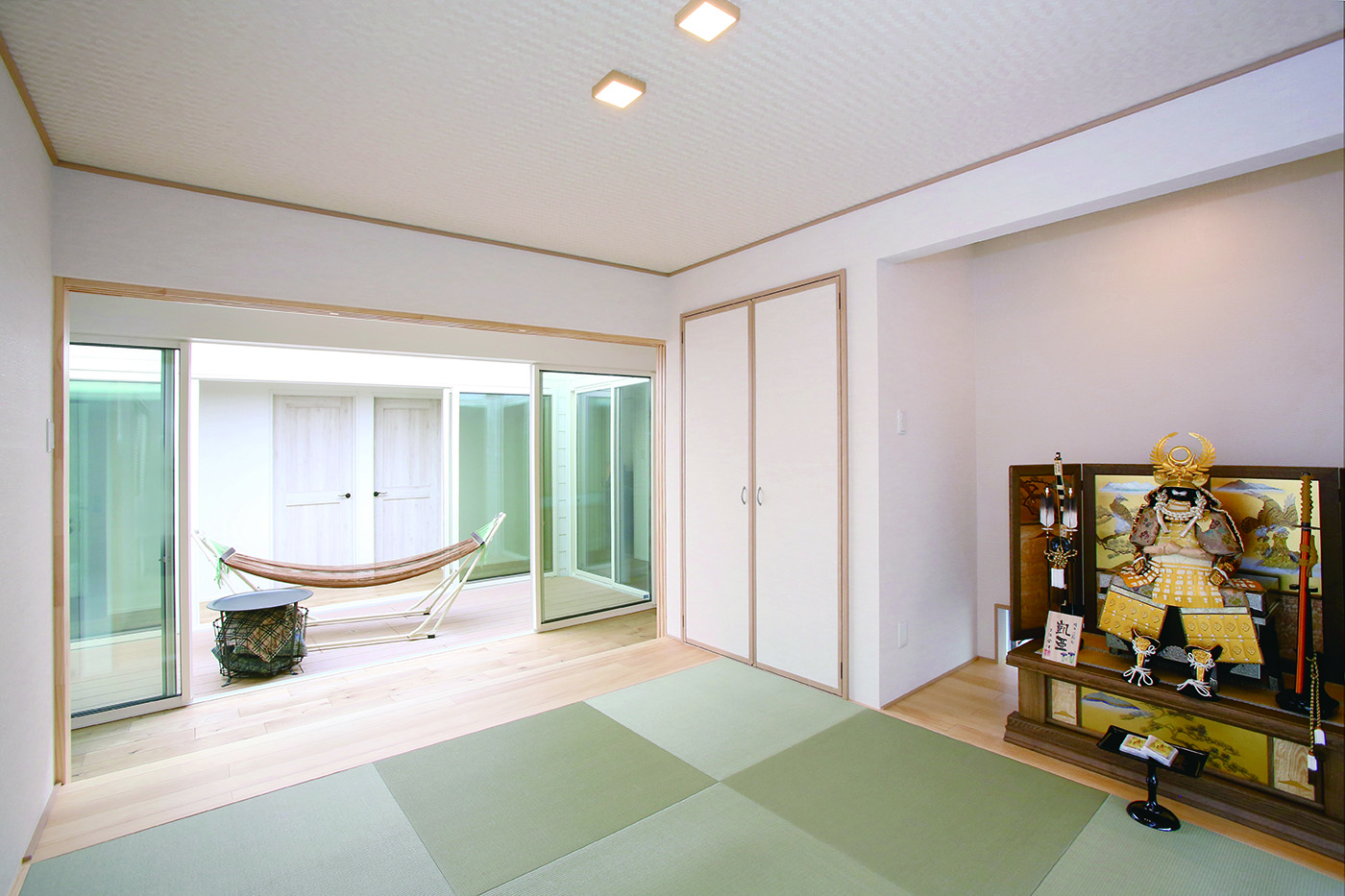 片桐建設【間取り、デザイン住宅、省エネ】中庭をのぞむ和室はゲストの寝室にも使用。凛とした空間に雛人形や五月人形が映える