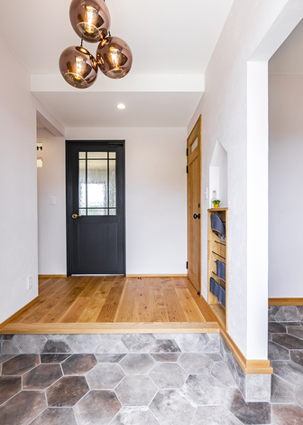 玄関土間に貼られた、六角形のヘキサゴンタイルもご主人の自信作。「『ウィルハウジング』の皆さんが柔軟にサポートしてくださり、やりたかったことができました」と満足そう
