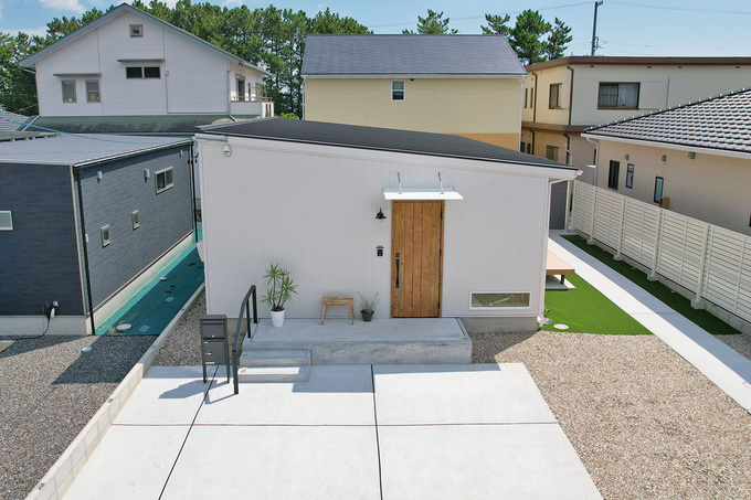 コンパクトな白い平屋の外観
