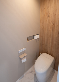 トイレは家族が感染症にかかった際に使い分けができるように、あえて２か所設置。ニュアンスカラーでコーディネートし、やさしく清潔感のある空間が実現