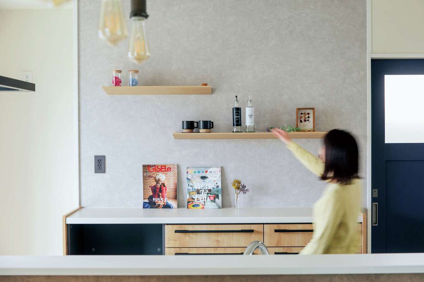桜建築デザイン【デザイン住宅、子育て、間取り】キッチン背面の「見せる収納」にお気に入りの雑貨を飾る楽しみも増えた