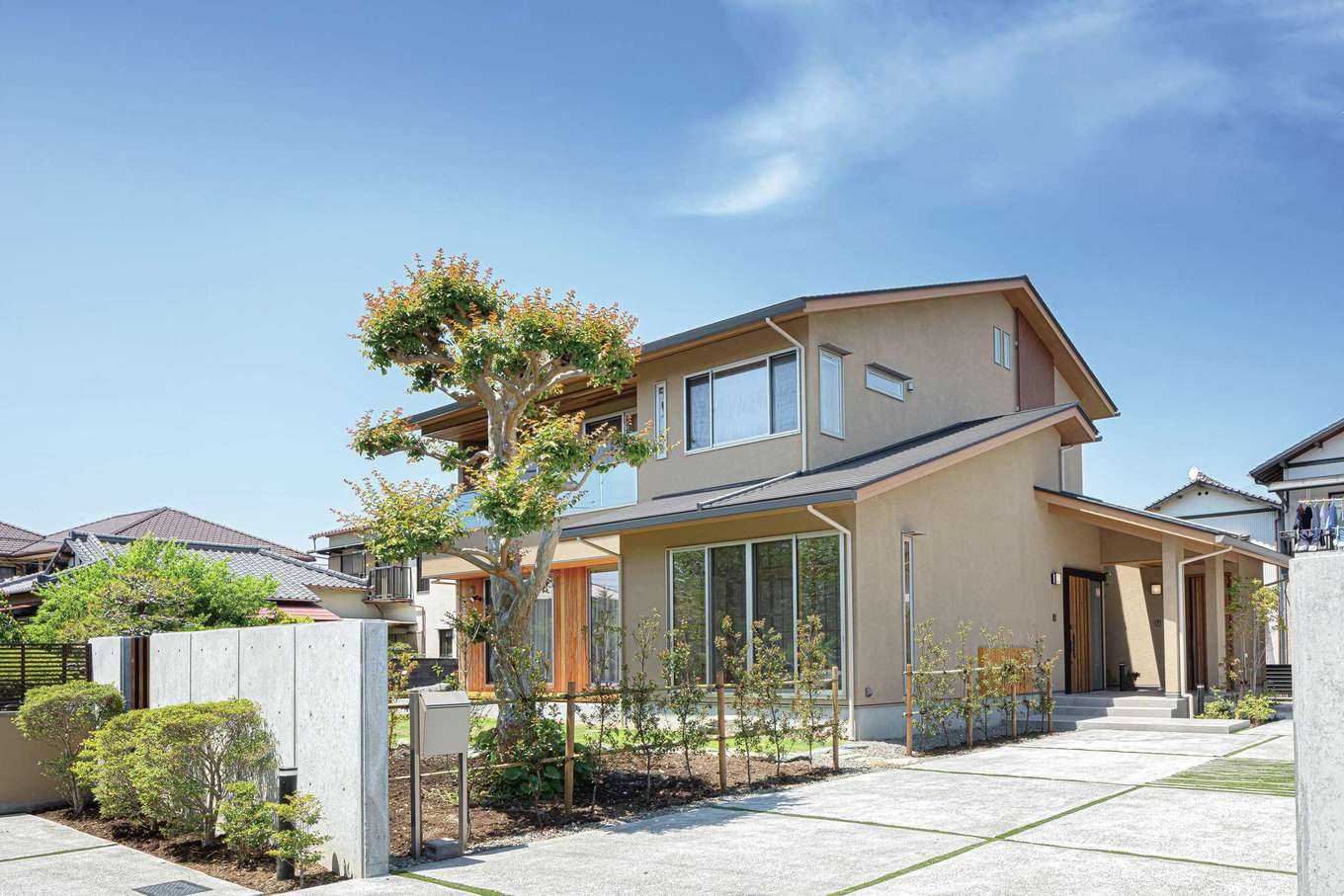 近藤建設工業【デザイン住宅、二世帯住宅、省エネ】外構も家の外観に合わせてトータルにデザイン。もとの庭を活かしながら、和モダンの景観を生み出した