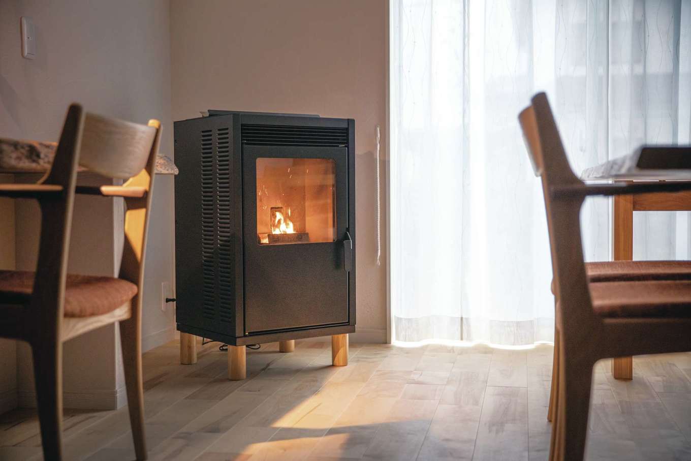 ほっと住まいる【自然素材、間取り、スキップフロア】家族の絆を深めてくれるペレットストーブ