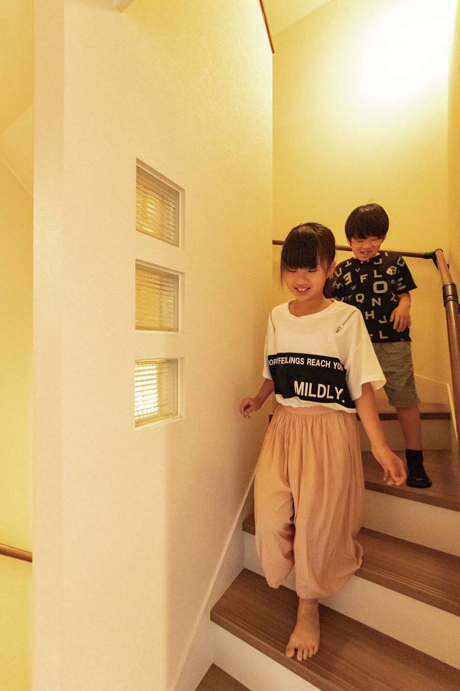 臼幸産業【デザイン住宅、子育て、間取り】明るさ確保とデザインを兼ねて階段の壁にガラスブロックを入れた。階段下は収納として活用することができる