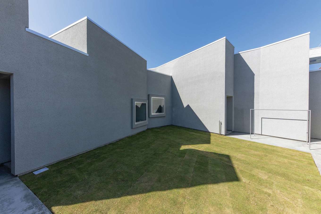 建杜 KENT（大栄工業）【デザイン住宅、高級住宅、平屋】回廊のようなテラスが中庭を囲む