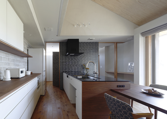 空間として孤立しがちなキッチン。開放感と部屋中を見渡せる間取りで一体感が生まれる