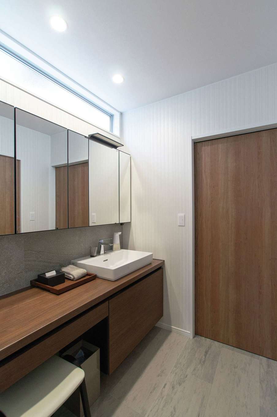 さくらホーム【子育て、自然素材、間取り】ホテルライクな洗面台。洗濯は奥の脱衣室で完結