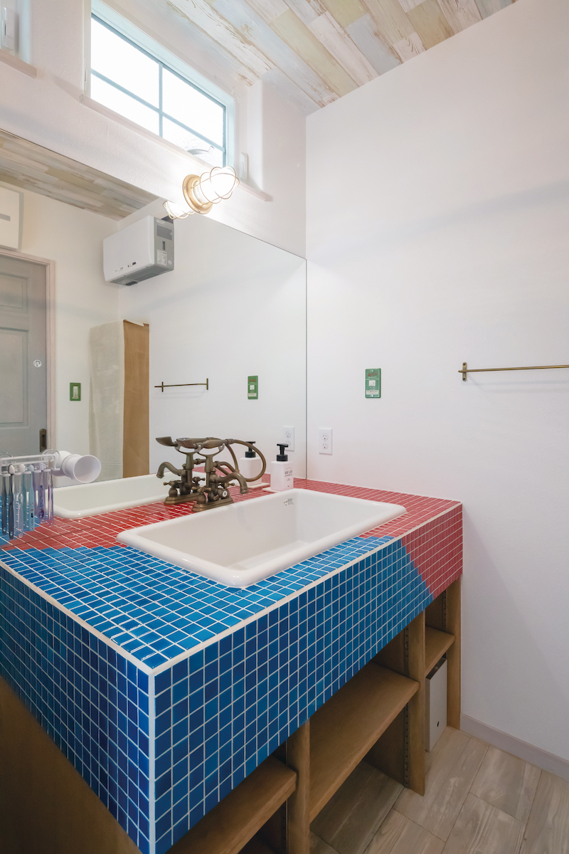 富士ホームズデザイン【子育て、自然素材、インテリア】赤と青のパキッとした色合いでタイルを敷き詰めた洗面台