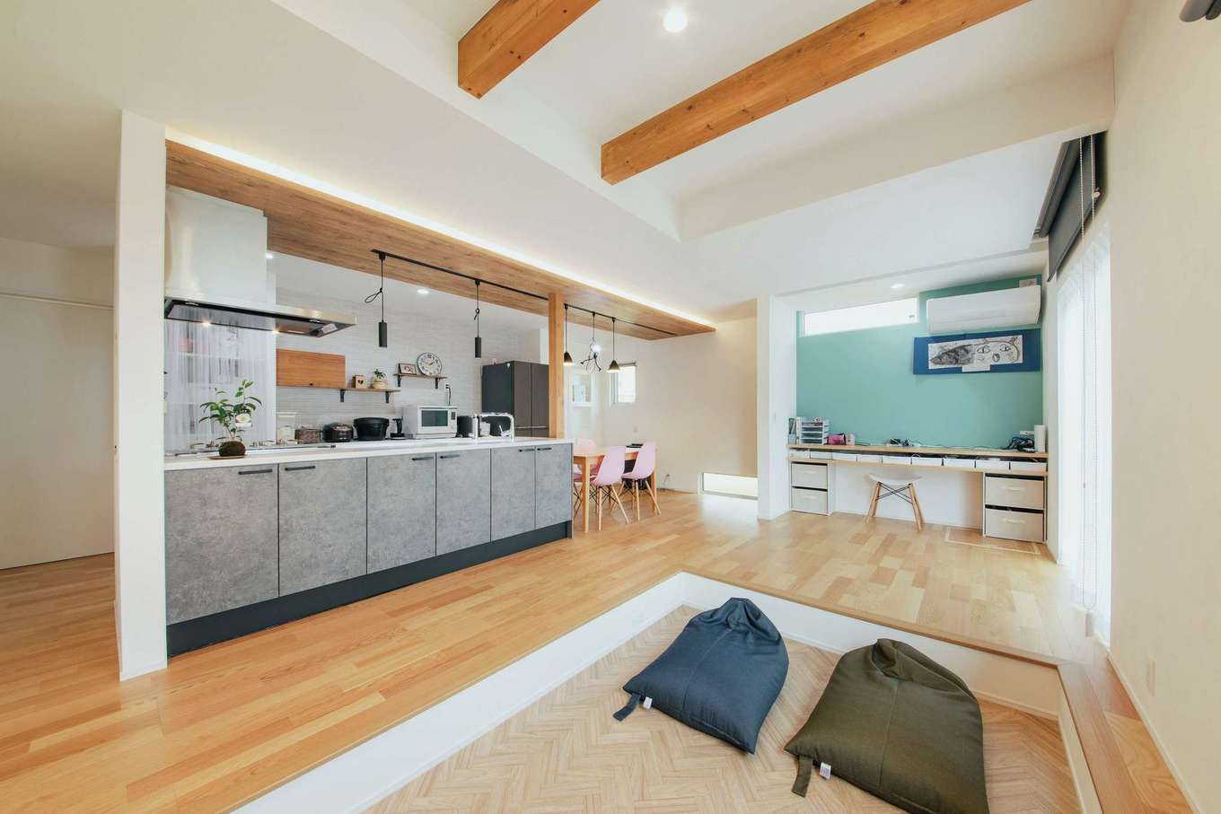 子育て安心住宅 Design Craft Office【デザイン住宅、収納力、間取り】介護施設で働いていた経験のある奥さまは、年をとってからの暮らしを想定し、ダウンフロアとキッチンとの間のスペースも車イスが通れる広さを確保した