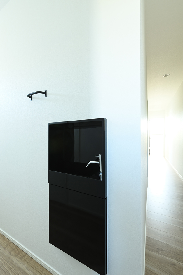 REIWA HOUSE（令和ハウス）【デザイン住宅、省エネ、間取り】壁に埋め込まれたスタイリッシュな手洗い場