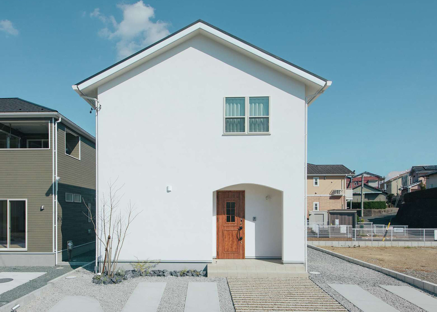 ほっと住まいる【自然素材、間取り、インテリア】白く輝く漆喰壁が目を引くシンプルな外観。塗り壁材Sto（シュトー）は撥水性が高く、ひび割れにも強いため、ずっと美しい状態が続く