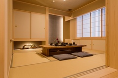畳の温もりと調和した伝統的な和室の空間。障子からの柔らかな光が室内に優雅さをもたらしている。