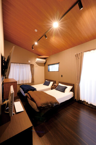 木の傾斜天井に癒される主寝室