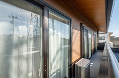 全面バルコニーは、家族分の布団が干せてストレスフリー！日当たり良好な南向きで、3部屋からアクセス可能です♪