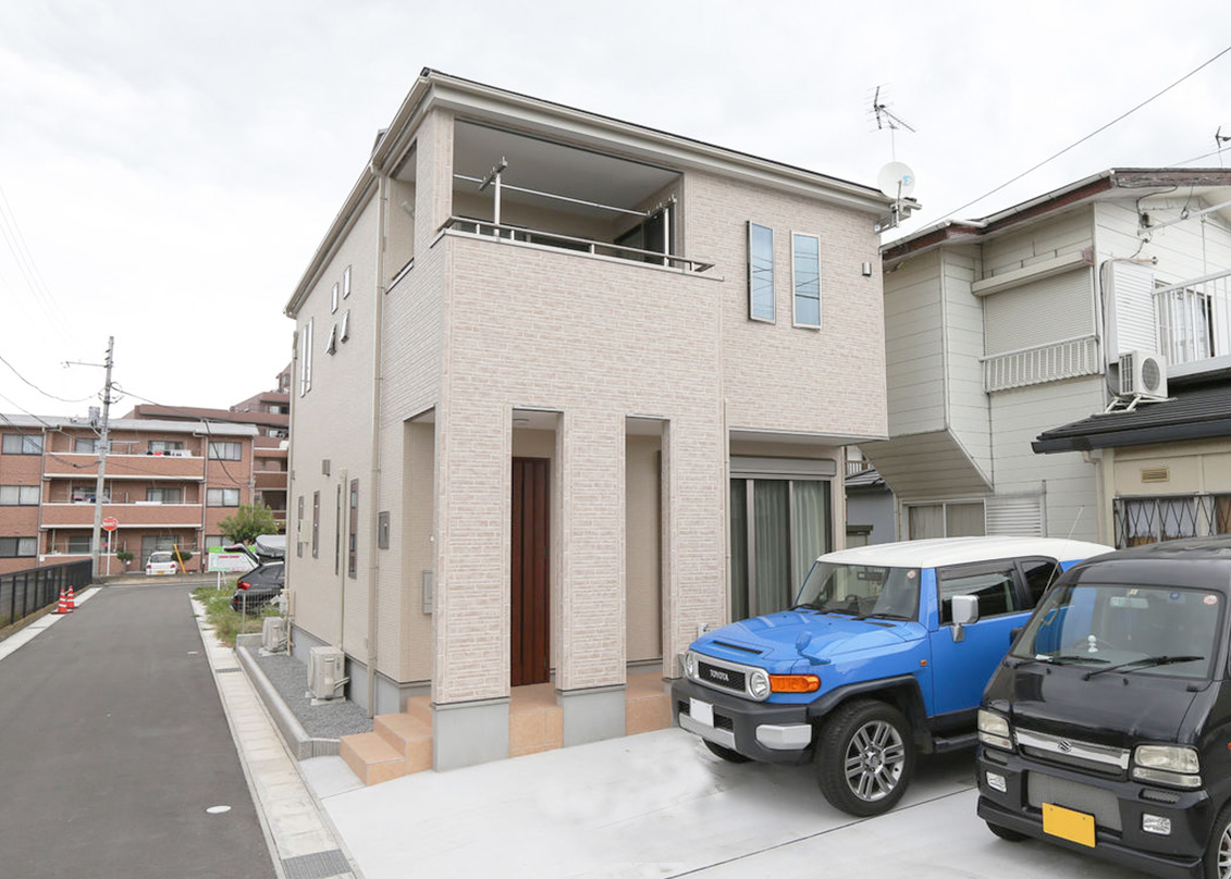 アイダ設計　静岡・愛知【デザイン住宅、狭小住宅、間取り】南側に玄関やリビングを配置した箱形の外観。日差しを遮らないよう、目隠し壁にもスリットを入れている