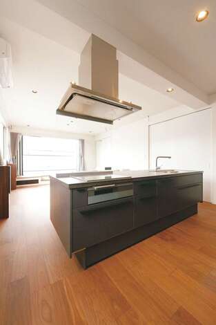 美しいプロポーションとセラミックトップが特徴のアイランドキッチンはインテリアの主役。熱やキズにも強く、デザインと使い勝手を両立