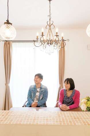 奥さまが一目ぼれしたテーブルも『ハートホーム』の紹介。二人で並んで食事をする配置に変えて空間の印象も変化したという