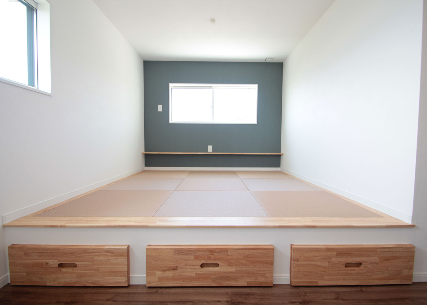 WOODART（ウッドアート）【省エネ、間取り、建築家】主寝室は小上がり畳をベッド代わりに。ここに布団を敷いて寝られるほか、下部は収納になっている