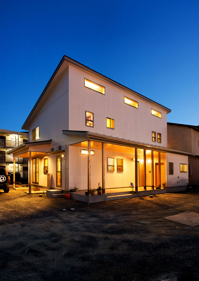 瀧口建設【二世帯住宅、自然素材、省エネ】街中に近い住宅地という目立ちやすい立地を考慮し、景観にほどよく馴染む和モダンスタイルの外観を提案。無垢の柱を使った長いポーチは京町家をイメージ。ロフトのスリット窓からこぼれ落ちる行灯のような柔らかい光にホッと癒される