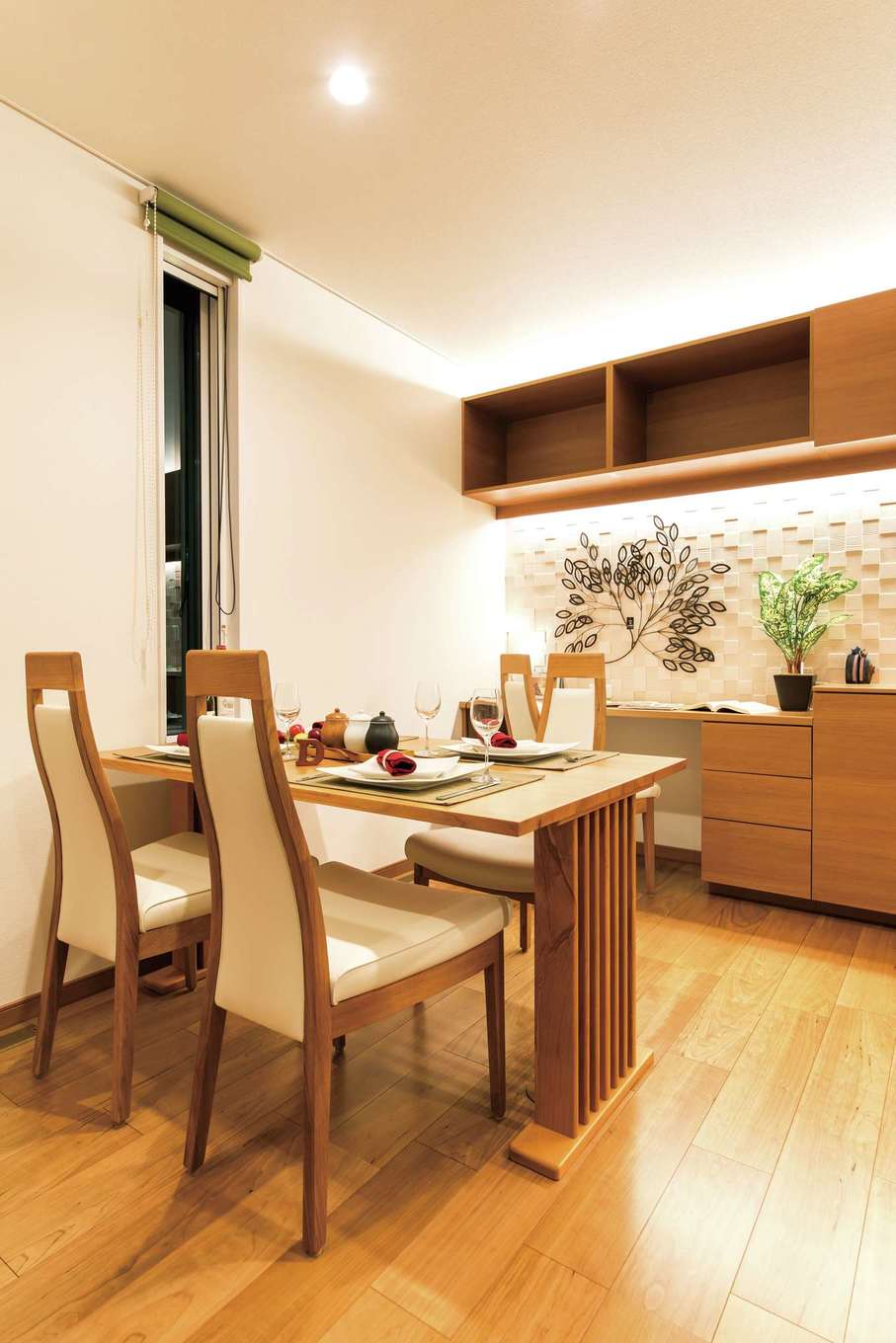 住宅工房 アリアンス【デザイン住宅、省エネ、間取り】ダイニングの奥にあるバックヤードに便利な家事コーナーを設置。消臭効果に優れたエコカラットはアクセントにも