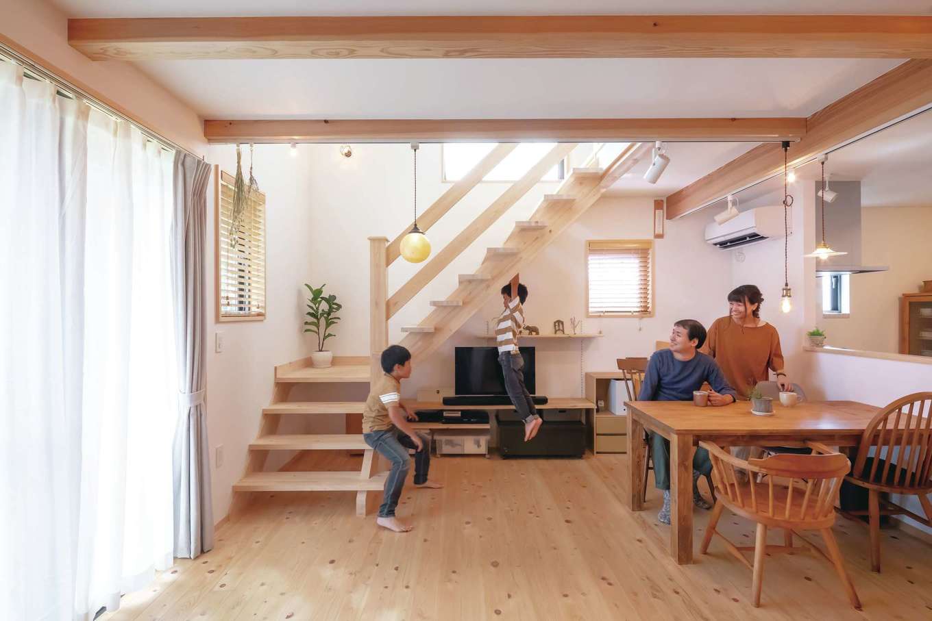 フジモクの家（富士木材）【子育て、自然素材、間取り】天然木特有のやさしい香りが漂うLDKに、いつも家族が自然に集まってくる。床に傷がついても平気。自分で手入れしながら大事に住み継いでいく。それが奥さまの理想とする「気負わない暮らし」